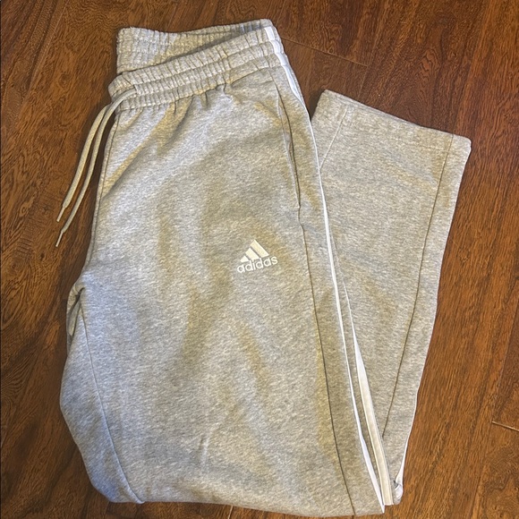 Adidas mens Gray and Black Joggers size Large
Casual/ Sporty - Picture 2 of 3